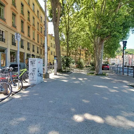 Cosy, Confortable Et Idéalement Situé Appartamento